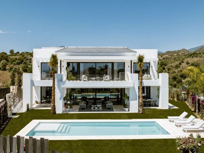 Prime Location Villa on the Golden Mile for sale