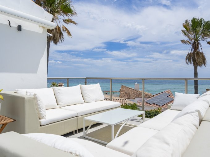Sea view Beachside Villa in Estepona, Bahia Dorada for sale