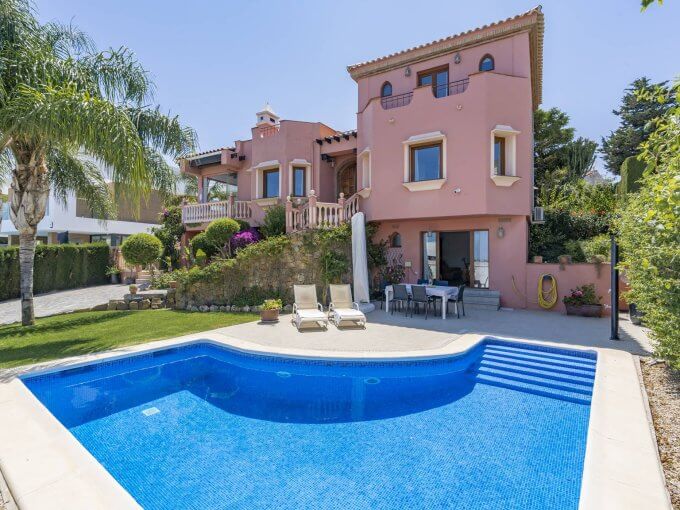 Pool Andalusian-style Villa in Valle Romano for sale