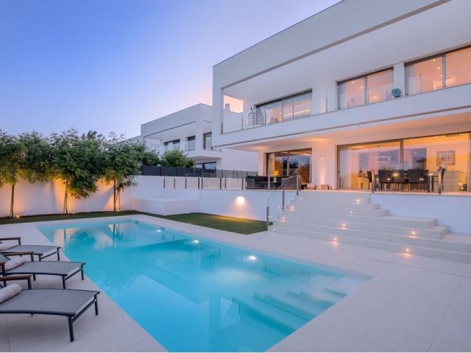 Lights Luxury Villa in Casasola for sale