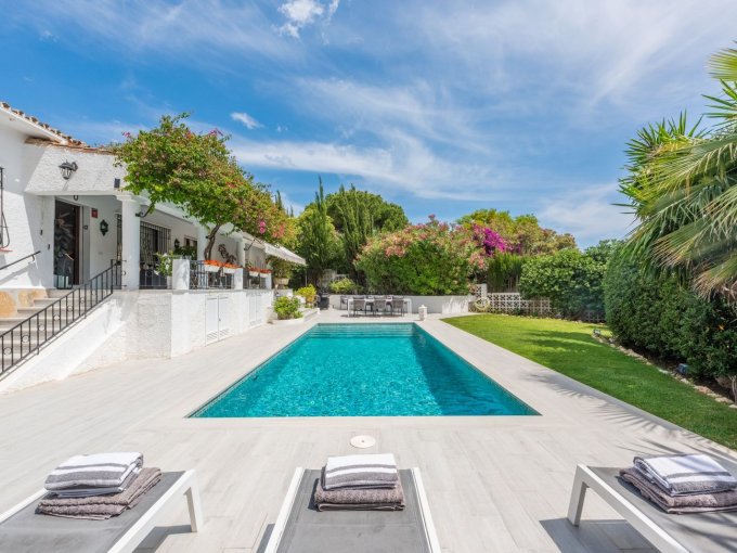 Pool Bungalow-style Villa in Guadalmina Alta for sale