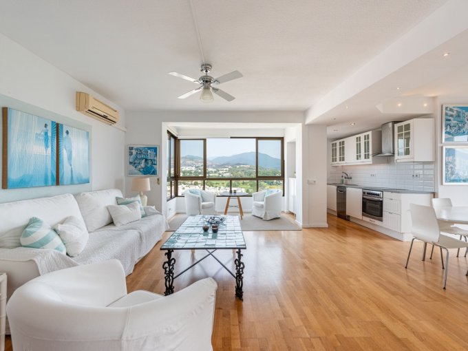 Living room Centrally Located Apartment with Panoramic Views in Nueva Andalucia for sale