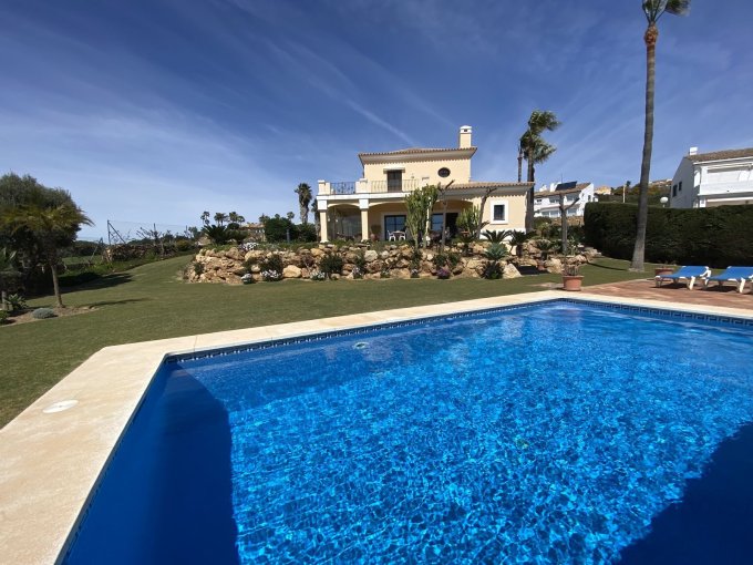 Pool Front Line Golf Villa in La Duquesa for sale