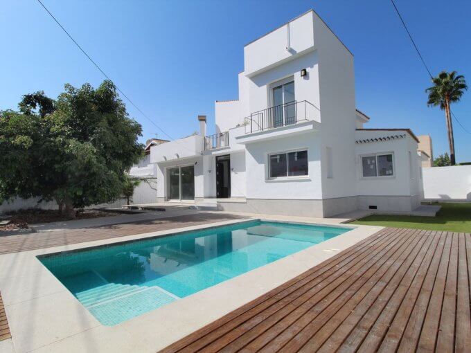 Beachside Villa in San Pedro de Alcantara for sale