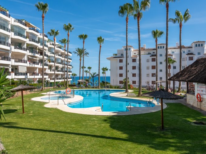 Pool Beachfront Apartment with Sea View in Calahonda for sale