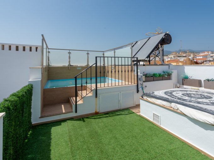 Pool Cozy Townhouse with Elevator in The Center of Estepona for sale