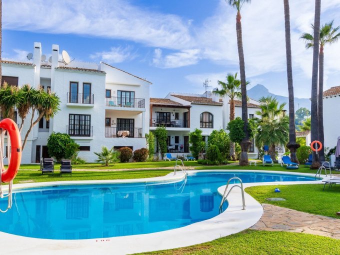 Pool Spacious 3-bedroom Top Floor Apartment in Nueva Andalucia for sale