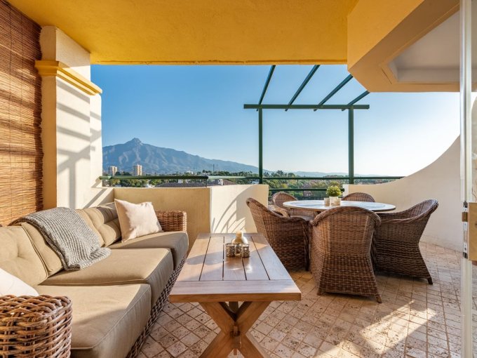 Terrace Luxury Apartment in Señorio de Aloha for sale
