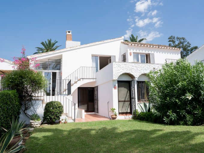 Charming Villa in Villas Andaluzas, Estepona for sale