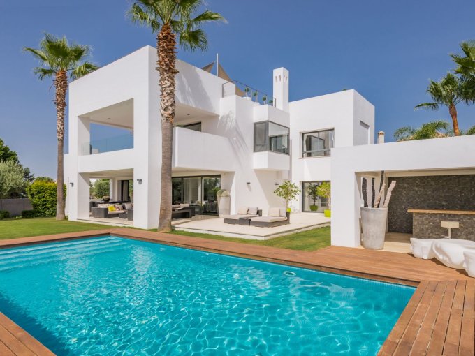 Contemporary Villa in Puente Romano for sale