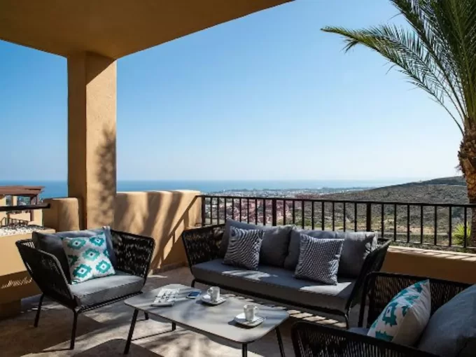 Covered terrace Ground Floor Apartment for Sale in Benahavis