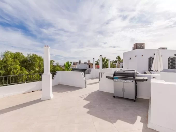 Solarium Renovated Townhouse in Nueva Andalucia for sale