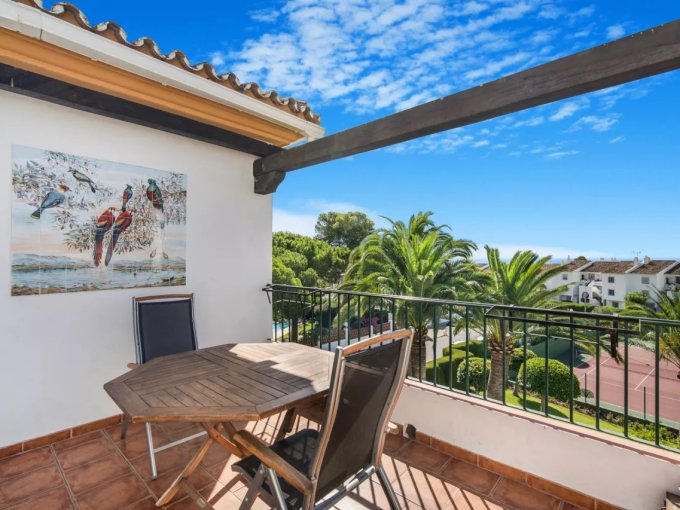 Sunny terrace Penthouse Near Centro Plaza in Nueva Andalucia for sale
