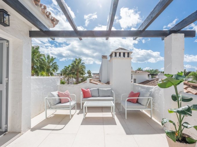 Terrace Modern Penthouse in Los Naranjos, Nueva Andalucia for sale