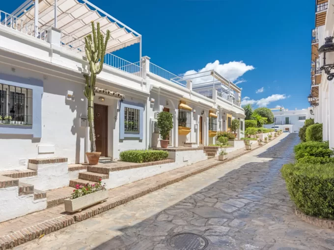 Townhouse in Aloha Pueblo, Nueva Andalucia for sale