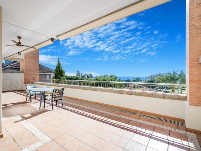 Covered terrace Luxurious Apartment on Marbella Golden Mile for Sale