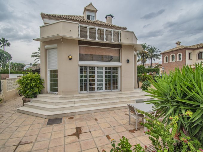 Exterior Villa in San Pedro de Alcántara for Sale