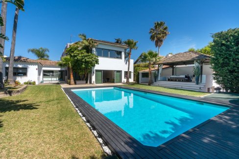 Impressive Villa near the Beach for Sale in Castalita