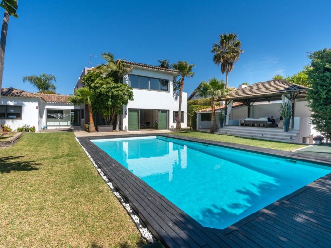 Impressive Villa near the Beach for Sale in Castalita
