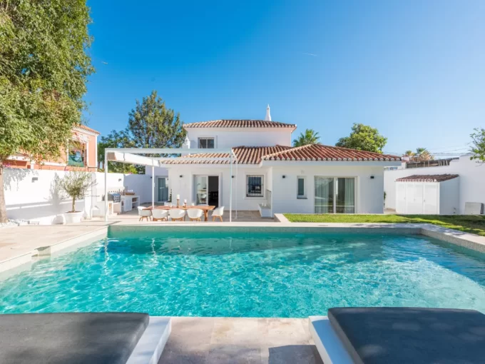 Pool area Villa for Sale in Nueva Andalucia