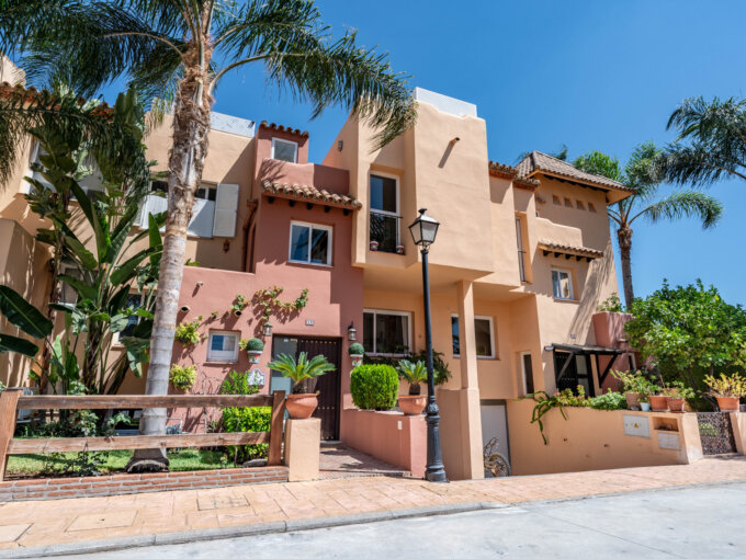 Exterior Townhouse for Sale in Altos del Rodeo, Nueva Andalucia