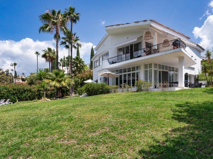 Frontline Golf Villa in Los Naranjos for Sale