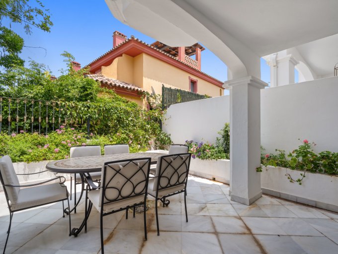 Outdoor table Townhouse on the Golden Mile for Sale