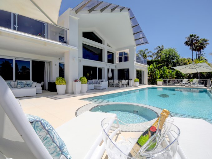Pool area Exquisite Villa in Los Naranjos for Sale
