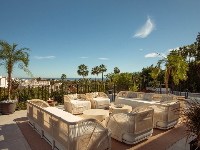 Solarium Contemporary Villa for Sale in the Golf Valley Nueva Andalucia