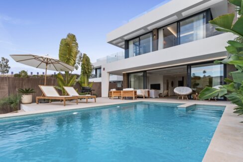 Contemporary Villa for Sale in La Resina Golf
