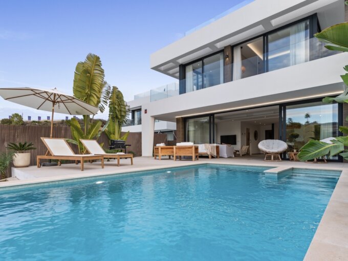 Contemporary Villa for Sale in La Resina Golf