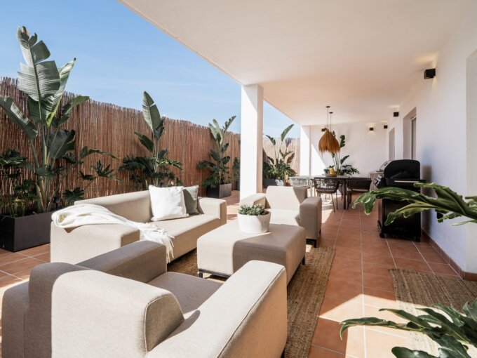 Terrace Ground Floor Apartment in Nueva Andalucia for Sale