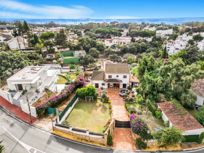 Three-bedroom Villa for Sale in Elviria