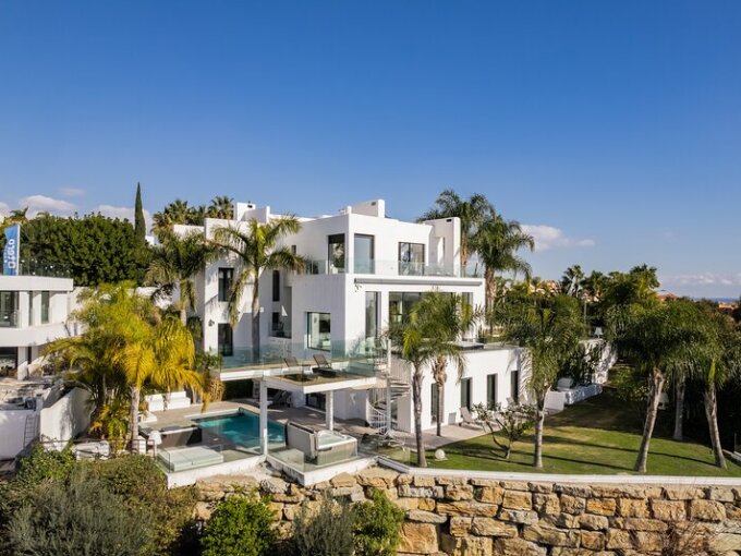Villa for Sale in La Alquería, Benahavis