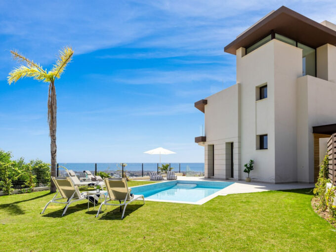 Villa with Spectacular Panoramic Views for Sale in Benahavis