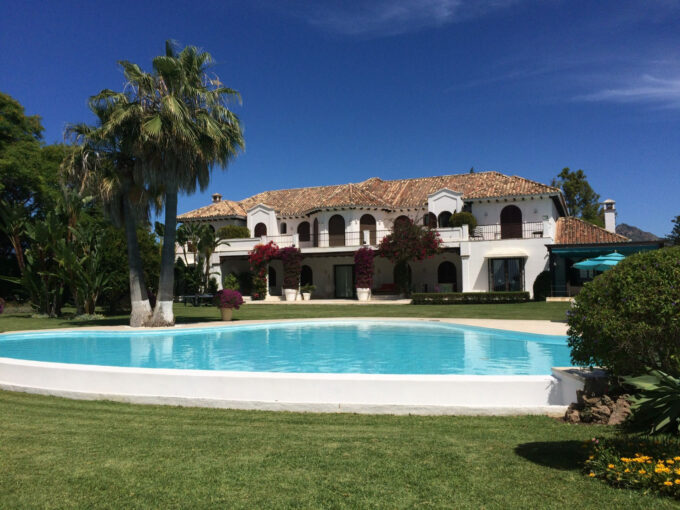 Beachfront Villa for Sale in San Pedro de Alcantara. Property for sale in Marbella.
