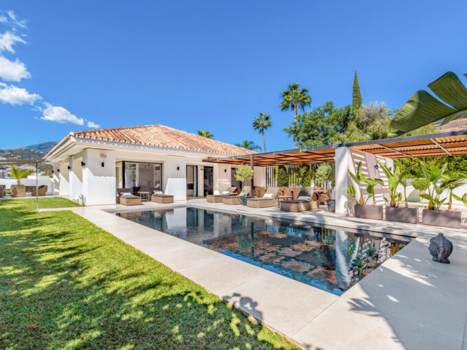 Chic Villa for Sale in Los Naranjos Golf