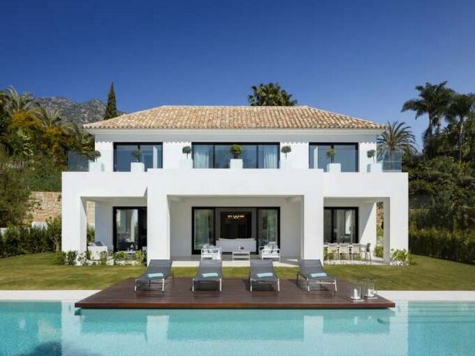 Contemporary-style Villa for Sale with Sea Views in Sierra Blanca