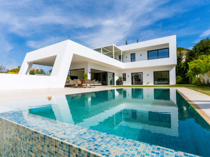 Contemporary Villa for Sale in San Pedro de Alcántara. Property for sale in Marbella.