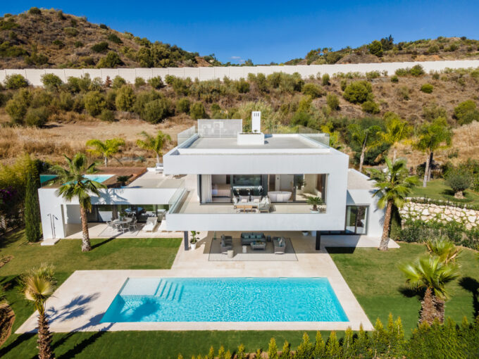 Exterior Contemporary Villa for Sale in Nueva Andalucía