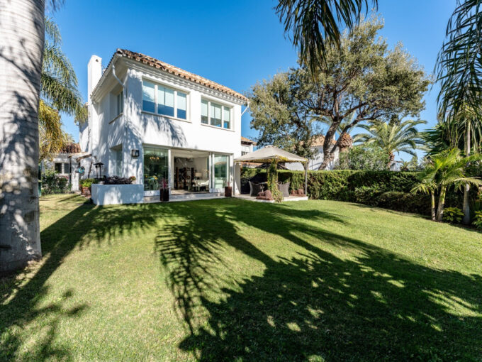 Four Bedroom Villa for Sale in Calahonda. Property for sale in Marbella.