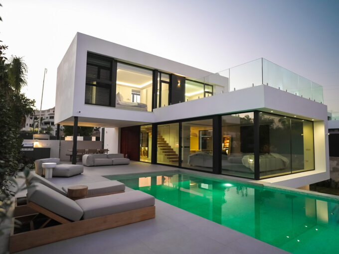 Frontline Golf Villa El Campanario for Sale. Real estate for sale in Marbella.