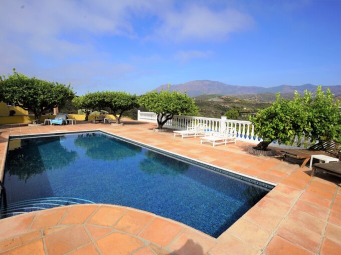 Pool Two villas for Sale in Estepona.Property for sale in Marbella.