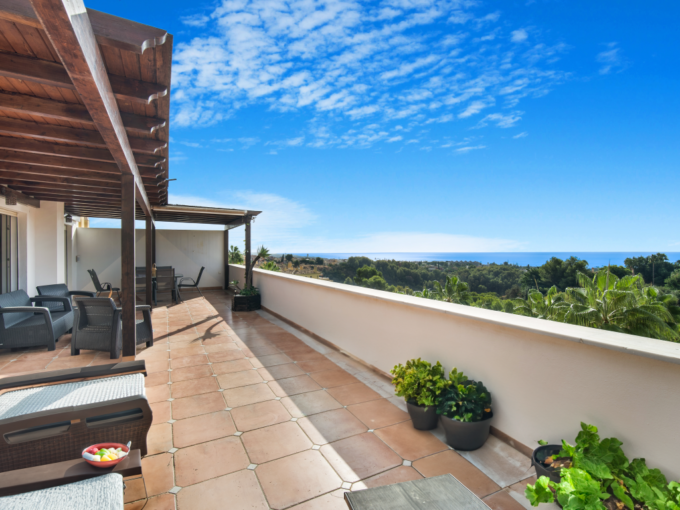 Sea view Spacious Penthouse for Sale in Condado de Sierra Blanca. Property for sale in Marbella.