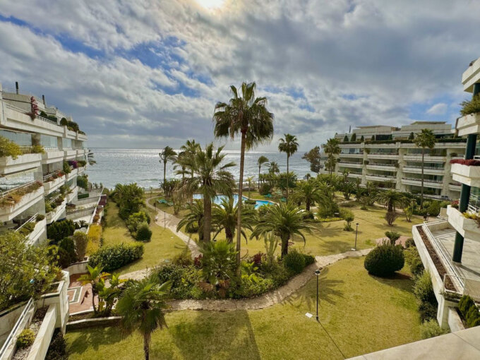 Sea view Stunning Beachfront Apartment for Sale in Marbella Golden Mile