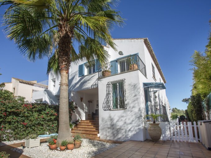 Semi-detached Villa for Sale Near the Beach in Guadalmina Baja
