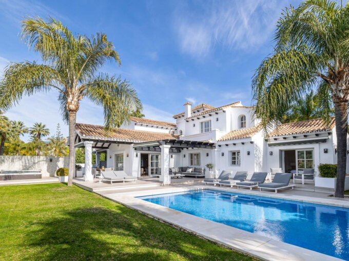 Stunning 6-bedroom Villa for Sale in Los Naranjos Golf
