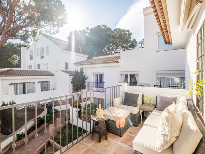 Terrace Sunny Apartment for Sale in Nueva Andalucía