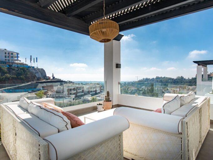 Terrace view 3-bedroom Apartment for Sale in Benahavis
