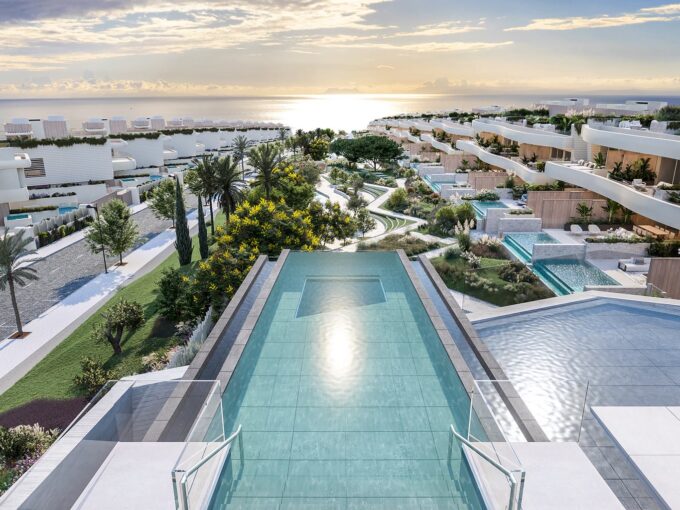 Comunity pool New Beachfront Townhouse, duplex apartment and penthouse for Sale in Las Chapas. Property for sale in Marbella.